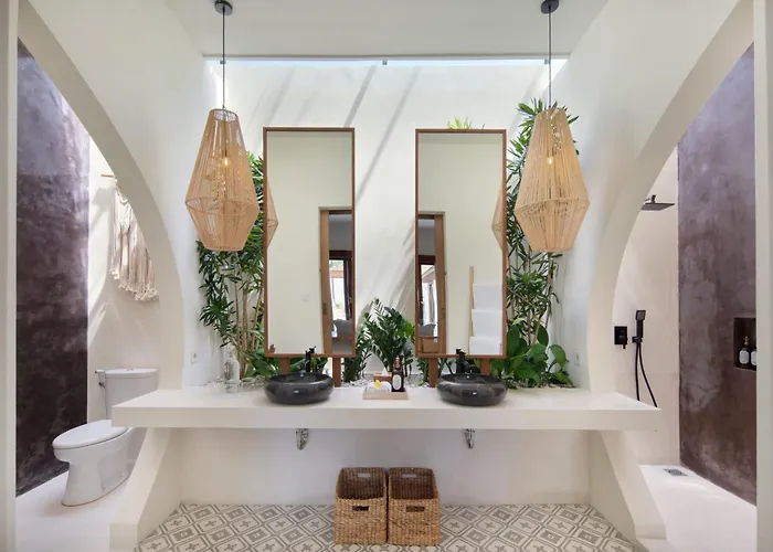 Villa Pawikan - Stylish Tropical 4br With Private Pool In Center Seminyak