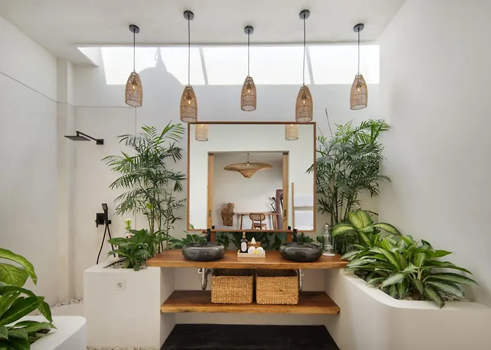 Pawikan - Stylish Tropical 4br With Private Pool In Center Seminyak